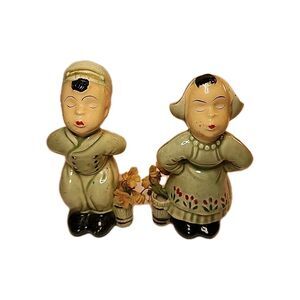 Kissing Dutch Couple Vintage Green Flowers Cottage Figurines
